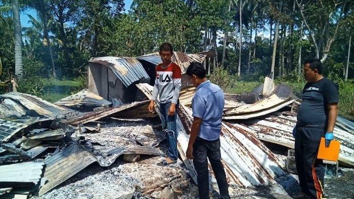 Polisi olah TKP anak bakar rumah di Mamuju. (tribun sulbar)