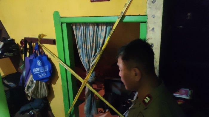Polisi saat memeriksa kamar korban yang dipasangi garis polisi di Semarang Timur, Kota Semarang, Rabu (1/11/2023).