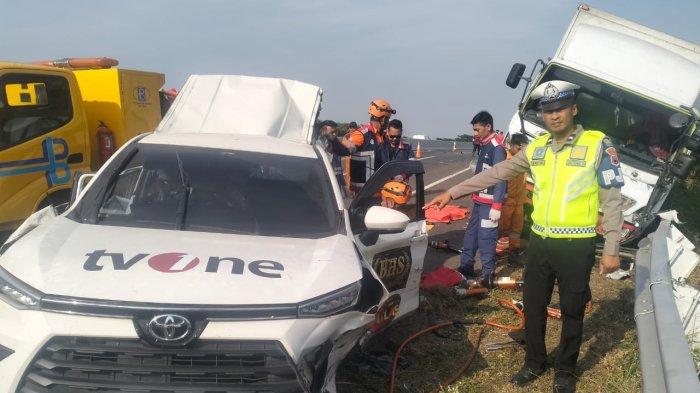 Polisi saat memperlihatkan mobil tv one yang mengalami kecelakaan di tol Pemalang tepatnya di KM 315+600 A