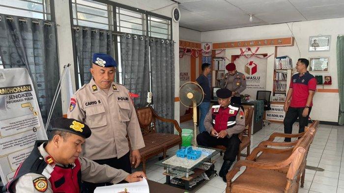 Petugas kepolisian dari Polres Jepara berada di Kantor Bawaslu Kabupaten Jepara dalam rangka Operasi Mantap Praja Pengamanan Pilkada 2024, Selasa (3/9/2024).