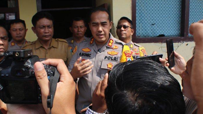 Kapolres Kudus AKBP Ronni Bonic saat bertandang ke kediaman korban penganiayaan suporter