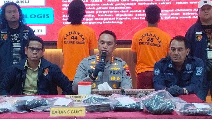 MAHASISWA SEKAP INTEL - Polrestabes Semarang merilis dua tersangka kasus penyekapan anggota intelijen Polda Jateng saat demo May Day Semarang dua pekan lalu di Mapolrestabes Semarang, Jumat (16/5/2025).