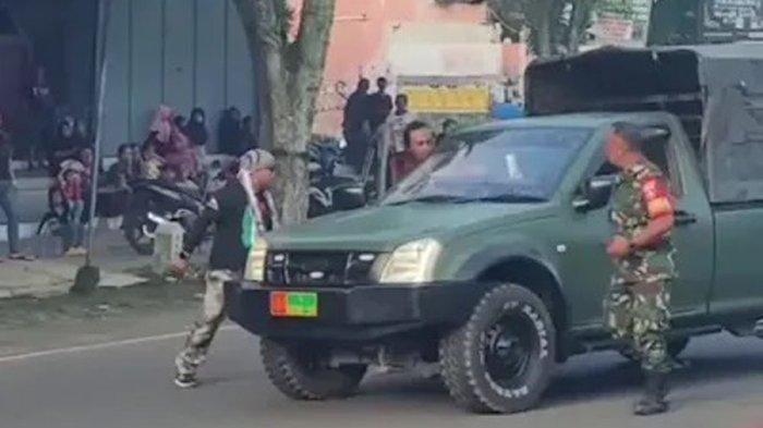 Potongan video yang memperlihatkan cekcok antara anggota ormas GPK dengan anggota TNI di Jalan Raya Magelang-Purworejo, Kecamatan Salaman, Kabupaten Magelang, Jawa Tengah pada Rabu, 28 Mei 2025.