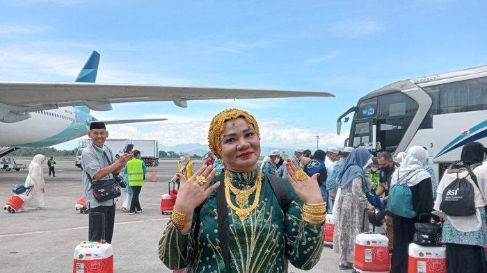Potret jemaah haji asal Makassar Suarnati Dg Kanang. Jemaah haji tampil nyentrik berbalur perhiasan emas saat turun dari tangga pesawat, Rabu (5/7/2023).