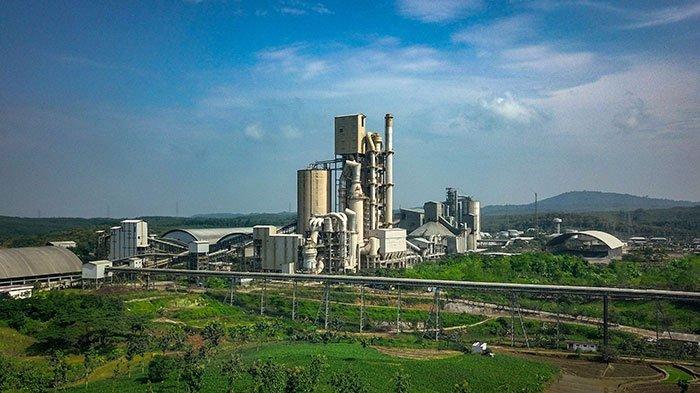 Potret lanskap Long Belt Conveyor membentang sepanjang 2,4 km di area tambang PT Semen Gresik Pabrik Rembang, Jawa Tengah.