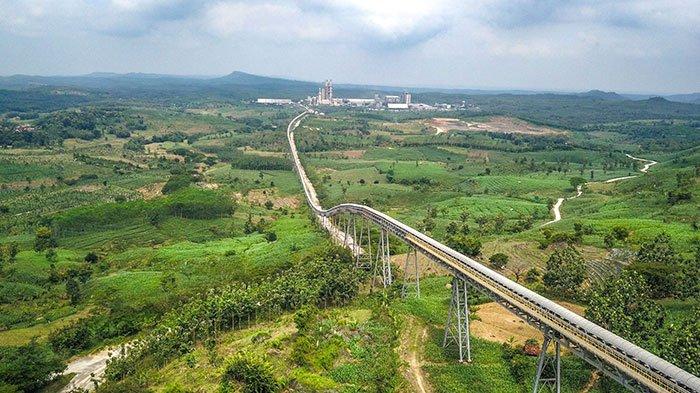 Potret lanskap Long Belt Conveyor membentang sepanjang 2,4 km di area tambang PT Semen Gresik Pabrik Rembang, Jawa Tengah.