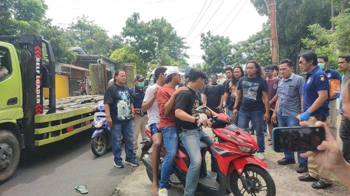 Pra rekontruksi di tiga lokasi kejadian penembakan yang menewaskan pelajar SMK Negeri 4 berinisial GRO (16) di Kecamatan Semarang Barat, Kota Semarang, Selasa (26/11/2024).