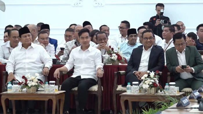 Prabowo Subianto-Gibran Rakabuming Raka dan Anies Baswedan-Muhaimin Iskandar, saat menghadiri rapat pleno penetapan pemenang Pemilihan Presiden (Pilpres) 2024 di KPU RI, Rabu (24/4/2024).
