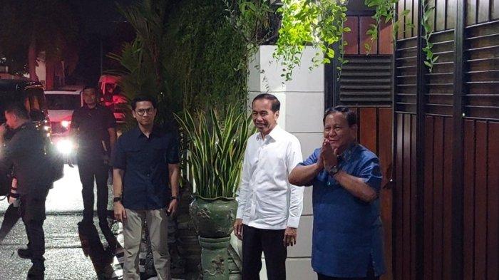 Presiden Prabowo Subianto menyapa awak media mampir di kediaman Jokowi di Sumber Kecamatan Banjarsari Kota Surakarta, Minggu (3/11/2024) malam.