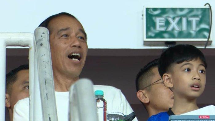 Presiden Jokowi dan Jan Ethes saat menyaksikan Laga Indonesia vs Argentina Senin (19/6/2023) malam di Stadion Utama Gelora Bung Karno (SUGBK)