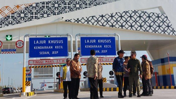 Presiden RI, Joko Widodo mengecek Gerbang Tol Banyudono Kabupaten Boyolali seusai meresmikan Jalan Tol Solo-Yogyakarta Seksi I Kartasura-Klaten, Kamis (19/9/2024) sore.