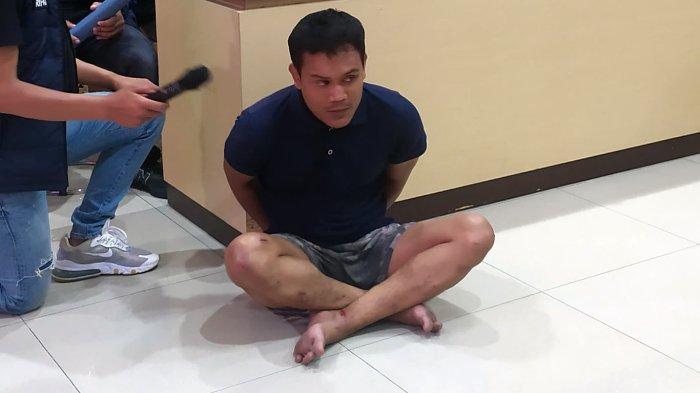 Muhammad Adhi Nugroho (28) tersangka pembunuhan perempuan Grobogan di kamar kos Semarang. Adhi mengaku membunuh karena cemburu saat di Mapolrestabes Semarang, Selasa (22/10/2024).