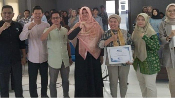 Prof Dr Ir Delianis MSc (nomor tiga dari kanan) berfoto dengan dosen Prodi Manajemen Sumberdaya Perairan Universitas Bangka Belitung, usai memberikan kuliah umum bertajuk “Nilai Komersil dari Pigmen Berbasis Mangrove sebagai Pewarna Alamiah” di Fakultas Pertanian Perikanan dan Kelautan UBB, Rabu (24/04/2024).