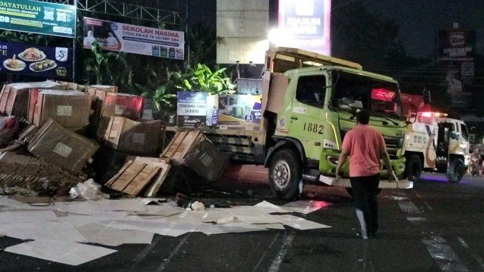 Proses Penderekan Truk yang terguling di pertigaan Pasar Kambing Candisari Semarang.
