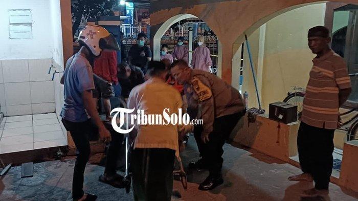 Proses evakuasi korban meninggal dunia di Teras Mushola Al- Falah, komplek kios kios, RT 001 RW 011, Dukuh/Desa Dagen, Kecamatan Jaten, Kabupaten Karanganyar, Senin (2/9/2024).