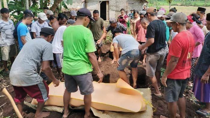 Proses pembongkaran makam jenazah lansia di Desa Tugusari, Kecamatan Bangsalsari, Jember, yang baru saja dimakamkan, Sabtu (24/2/2024).