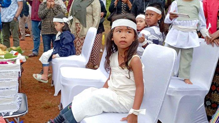 Prosesi ruwat cukur rambut gembel di Kabupaten Wonosobo berlangsung di komplek Taman Rekreasi Kalianget, Minggu (27/8/2023).