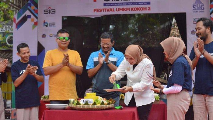 Prosesi syukuran HUT Rumah BUMN Rembang yang ke-3 dengan pemotongan tumpeng oleh CEO Rumah BUMN Rembang, Yeni Indah Lestari, dan disaksikan Senior Manager of Communication & CSR, Dharma Sunyata, dan perwakilan dari stakeholder terkait di halaman Rumah BUMN Rembang (2/9).