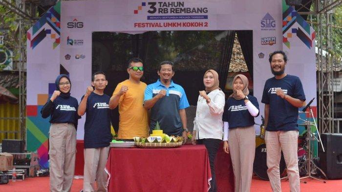 Prosesi syukuran HUT Rumah BUMN Rembang yang ke-3 dengan pemotongan tumpeng oleh CEO Rumah BUMN Rembang, Yeni Indah Lestari, dan disaksikan Senior Manager of Communication & CSR, Dharma Sunyata, dan perwakilan dari stakeholder terkait di halaman Rumah BUMN Rembang (2/9).