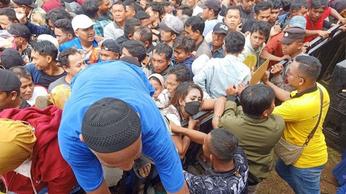 Puluhan warga terluka dan pingsan saat merebutkan durian yang diselenggarakan di alun-alun Kajen, Kabupaten Pekalongan, Jawa Tengah.
