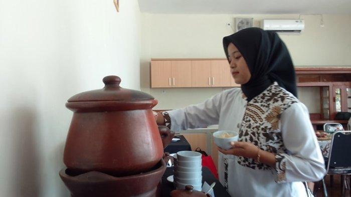 Putri Maro Widiastuti (20), satu di antara tim dari Food and Beverage (F&B) menyiapkan makan siang untuk para tamu di Balkondes Wringinputih, Magelang, Jawa Tengah, Senin (11/9/2023).