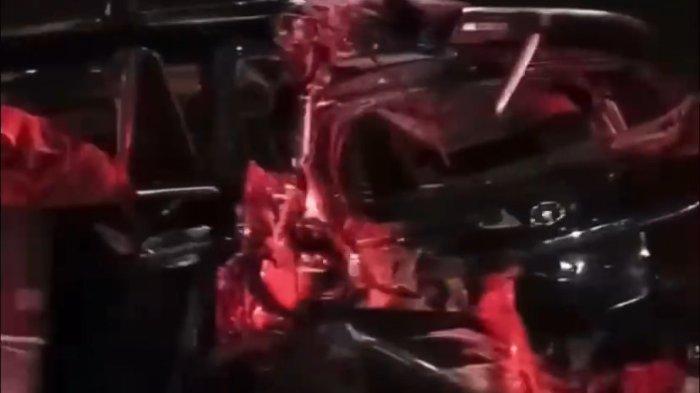 RINGSEK - Sejumlah kendaraan tampak ringsek seusai mengalami kecelakaan beruntun di ruas Tol Semarang-Solo, tepatnya sekitar KM441 wilayah Bawen, Kabupaten Semarang pada Sabtu (5/4/2025) malam.