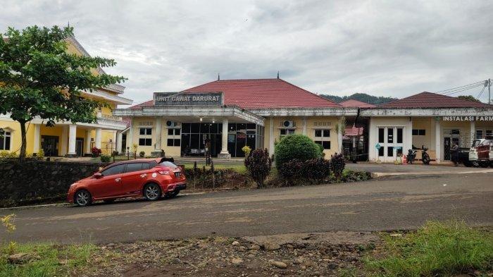 KECELAKAAN DI KEPAHIANG: RSUD Kepahiang, Provinsi Bengkulu pada Sabtu (7/6/2025) sore. Korban laka di Kepahiang sempat dibawa ke RSUD ini, sebelum akhirnya dibawa ke rumah duka. (TRIBUNBENGKULU.COM/ROMI JUNIANDRA)
Artikel ini telah tayang di Tribunbengkulu.com dengan judul Kronologi dan Identitas Korban Meninggal dalam Kecelakaan di Jalan Gunung Kepahiang Bengkulu, https://bengkulu.tribunnews.com/2025/06/07/kronologi-dan-identitas-korban-meninggal-dalam-kecelakaan-di-jalan-gunung-kepahiang-bengkulu.
Penulis: Romi Juniandra | Editor: Ricky Jenihansen