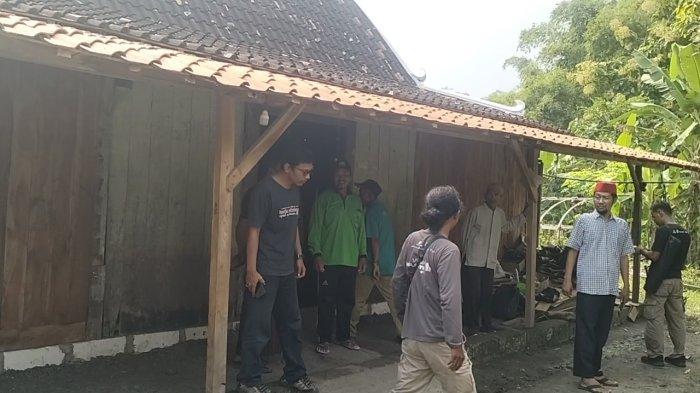 RUMAH DUKA - Suasana duka masih menyelimuti rumah korban pembunuhan dengan racun di Dukuh Wangil, Desa Sambonganyar, Kecamatan Ngawen, Kabupaten Blora, Senin (3/3/2025).(Iqbal/Tribunjateng)