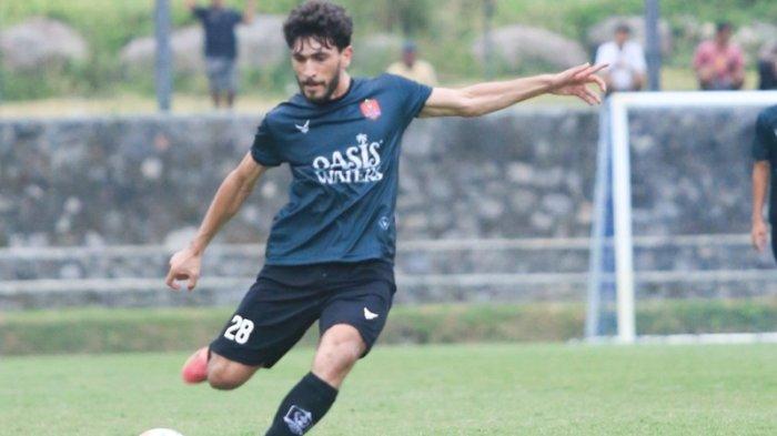 Rakhmatsho Rakhmatzoda saat mengikuti latihan Persijap di pakembinangun soccerfield, Sleman.