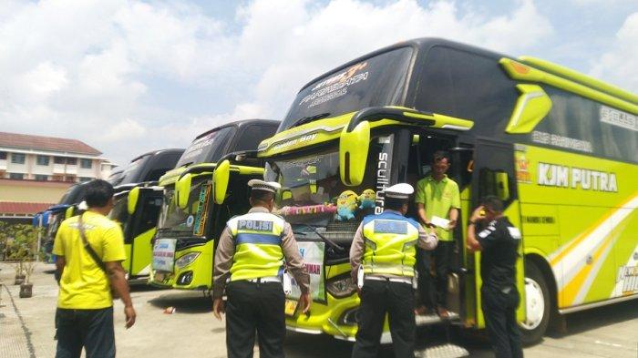 Petugas melakukan pengecekan kelayakan kendaraan angkutan umum sebelum diterjunkan sebagai angkutan Natal 2024 dan Tahun Baru 2025 (Nataru) di Kudus, Kamis (12/12/2024).
