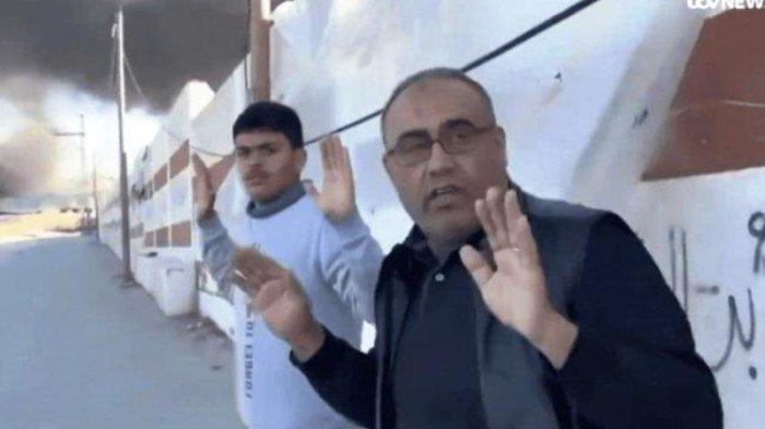 Ramzi Abu Sahloul (kanan) sudah angkat tangan. Namun sniper Israel teta[p menembaknya gara-gara ia diwawancarai media TV Inggris.