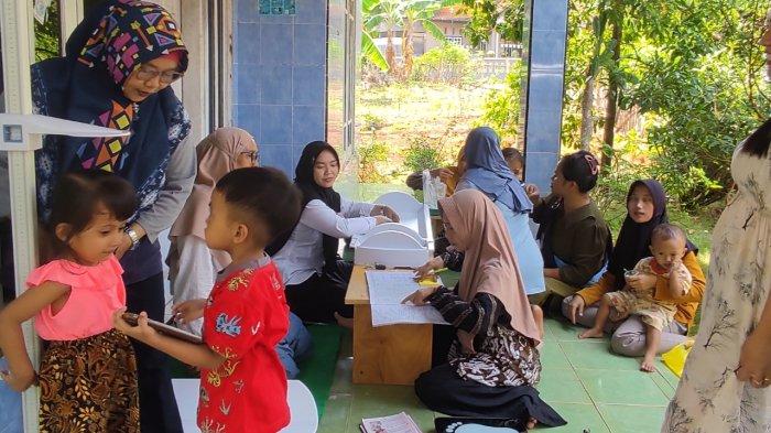 Rangkaian kegiatan dalam program 100 Hari Pendampingan Gizi dimonitor dan dievaluasi setiap bulan hingga akhir
pelaksanaan program. Hasil evaluasi di tiga wilayah utama intervensi yaitu di Kabupaten Batang, Kabupaten Pasuruan
dan Kabupaten Karawang, diketahui bahwa terjadi penurunan secara signifikan angka stunting berat sebesar 28 % .