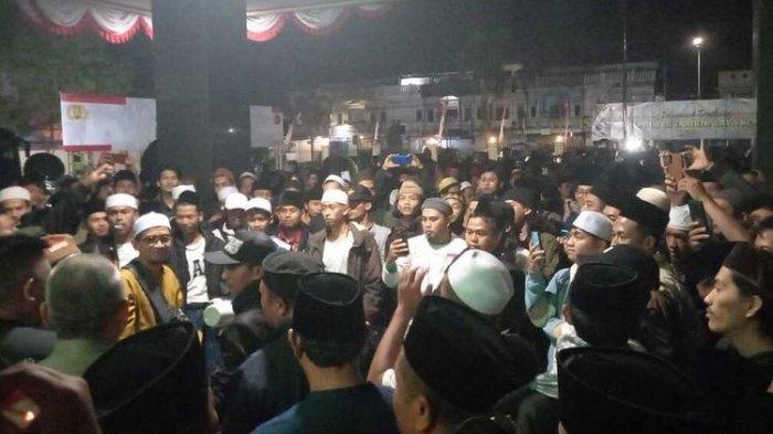 Ratusan santri mendatangi dan mengantar gurunya yang mobilnya dirusak geng motor ke kantor polisi Kota Tasikmalaya, Jawa Barat, Senin (8/7/2024) malam.