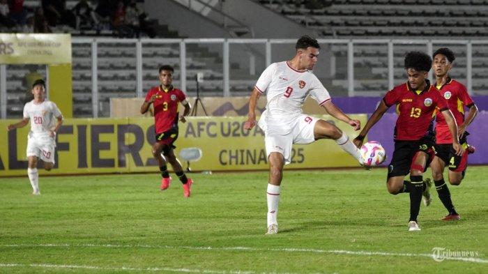 Penggawa Timnas Indonesia U20 berebut bola Jens Raven dengan persepak bola Timnas Timor Leste U-20 pada pertandingan Grup F Kualifikasi Piala Asia U-20 2025 di Stadion Madya Gelora Bung Karno, Jakarta Selatan, Jumat (27/9/2024).