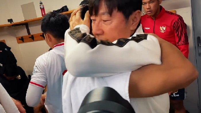 Reaksi Pertama Shin Tae-yong Setelah Tak Lagi Melatih Timnas Indonesia, Menangis di Depan Pemain