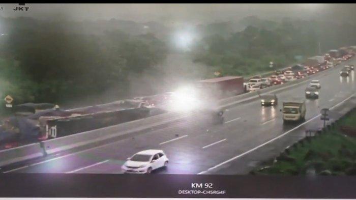 Rekaman CCTV Detik-detik Kecelakaan Beruntun Tol Cipularang KM92, 1 Orang Meninggal 27 Luka-luka