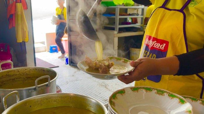 Rekomendasi kuliner legendaris Wonosobo, opor entok Pak Zen menjadi pilihan pengunjung saat berwisata ke dataran tinggi Dieng. Berlokasi di Jalan Dieng No 11- 13 Desa Buntu, Kecamatan Kejajar, Kabupaten Wonosobo.