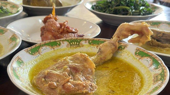 Rekomendasi kuliner legendaris Wonosobo, opor entok Pak Zen menjadi pilihan pengunjung saat berwisata ke dataran tinggi Dieng. Berlokasi di Jalan Dieng No 11- 13 Desa Buntu, Kecamatan Kejajar, Kabupaten Wonosobo.