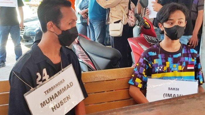 Rekontruksi saat Husen dan Imam berbincang selepas proses pembunuhan bos galon Irwan Hutagalung di Jalan Mulawarman Raya, Tembalang, Kota Semarang, Rabu (24/5/2023).