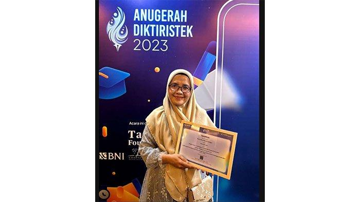 Rektor UHB, Dr. dr. Pramesti Dewi., M.Kes saat mengukuti acara Anugerah Diktiristek 2023