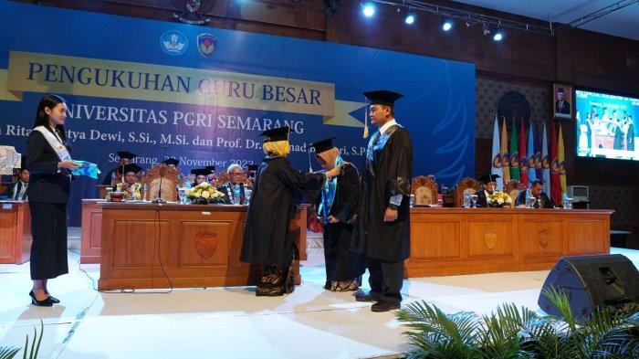 Rektor UPGRIS, Dr Sri Suciati MHum mengukuhkan 2 Guru Besar