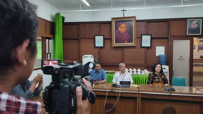 Rektor Universitas Katolik Soegijapranata Kota Semarang, Ferdinandus Hindarto (baju putih) saat memberikan alasan menolak permintaan polisi untuk membuat video apresiasi kinerja Jokowi dan ajakan untuk memilih penerusnya, di Gedung Mikael Kampus Soegipranata Semarang, Selasa (6/2/2024).