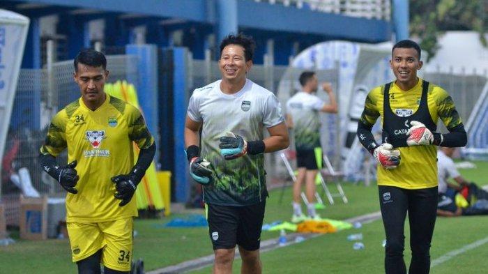 DOKUMENTASI Para penjaga gawang Persib paling kiri Reky Rahayu, paling kanan Teja Paku Alam, di tengah mantan kiper Persib yang kini menjabat asisten pelatih I Made Wirawan.