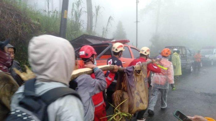 Relawan bencana saat mengevakuasi korban bencana di Kecamatan Petungkriyono, Kabupaten Pekalongan, Selasa (21/1/2025).
