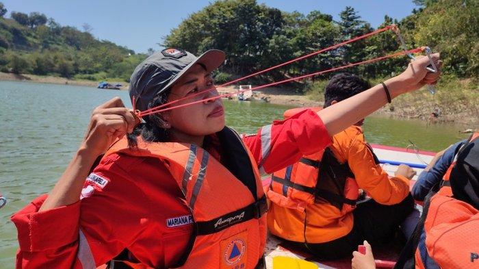 Relawan melempar biji pohon pepaya dengan menggunakan ketapel. Biji pohon telah dikeraskan secara khusus sehingga mudah dilontarkan. Sasaran sebaran biji tanaman ini ke daerah di sekitar Waduk Jatibarang yang masih gundul dan sulit dijangkau, Kota Semarang, Sabtu (17/8/2024).