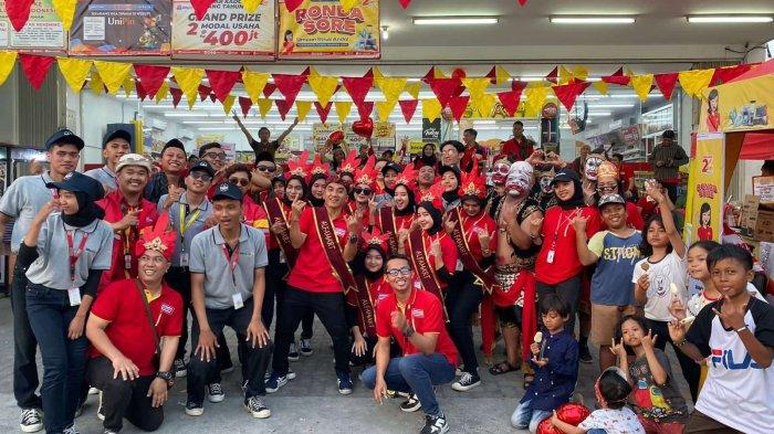 Rico Ceper bersama karyawan toko Alfamart berkeliling sekitar wilayah toko bringin raya dengan membawa 'Toa Megaphone’ sambil membagikan hadiah atau voucher yang bersifat kejutan. Ronda Sore Alfamart bersama Rico Ceper ini diadakan pada hari ini, Rabu 4 Oktober 2023.