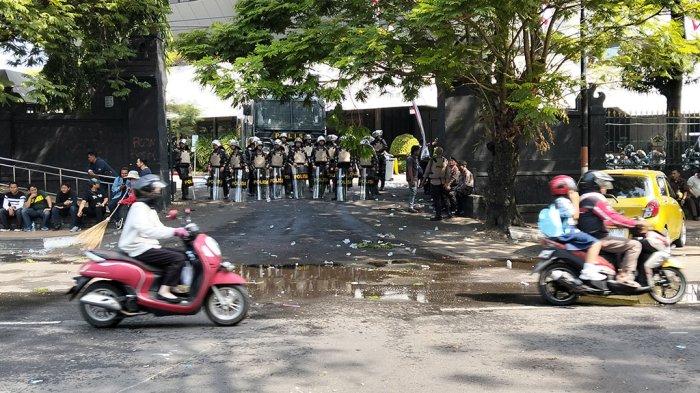 Unjuk rasa menentang revisi UU Pilkada di kantor DPRD Jateng berakhir ricuh setelah polisi menyemprotkan gas air mata untuk membubarkan massa yang memaksa masuk.