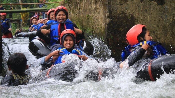 River Tubing Sendangsari, tawarkan berbagai paket berpacu arus sungai yang jernih dengan ban karet.