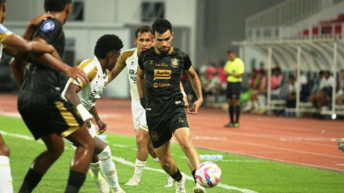 DIHADANG LAWAN - Aksi pemain PSIS Semarang Roger Bonet dalam laga Vs Dewa United mendapat hadangan dari dua pemain lawan yaitu Hugo Gomes dan Egy Maulana Vikri, Senin (3/2/2025) malam. Pda laga pekan ke 21 Liga 1 2024-2025 itu, PSIS kalah dari Dewa United dengan skor akhir 1-4.
