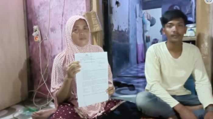 Rosehah (kiri), istri Muhyani, berharap agar suaminya dibebaskan, Selasa (12/12/2023). (KOMPAS.com/RASYID RIDHO)